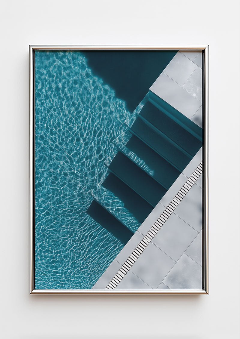 Poster été d'une photographie vue plongeante sur l'eau d'une piscine dans un cadre chrome.