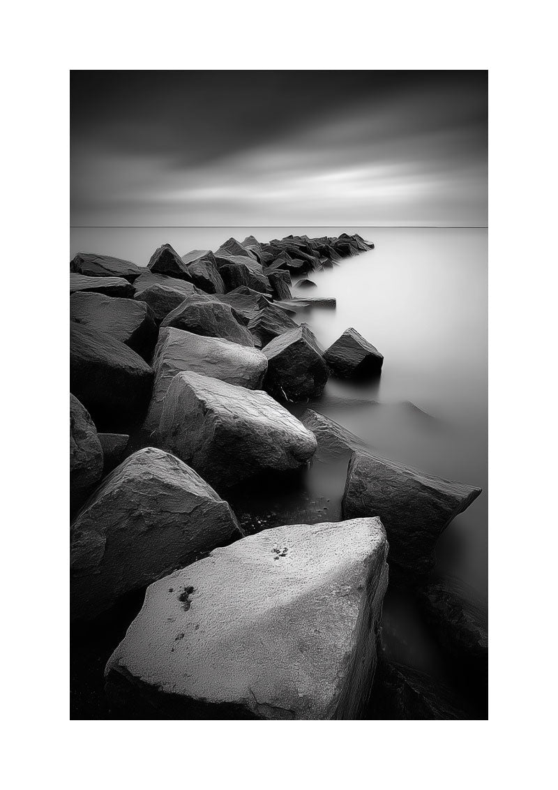 affiche photographie noir et blanc d'une digue au paysage brumeux avec une bordure blanche