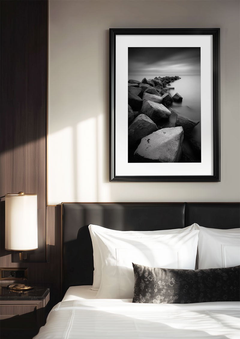 poster deco noir et blanc d'une digue au paysage brumeux mis en situation dans un chambre