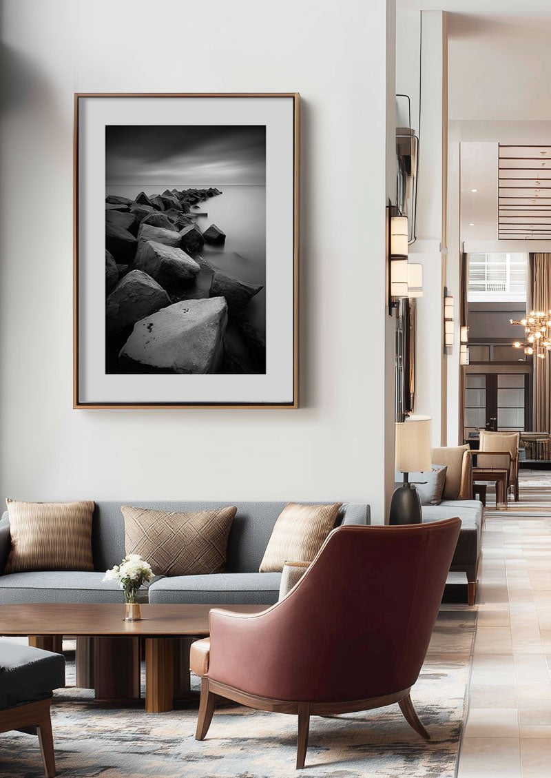poster photographie noir et blanc d'une digue au paysage brumeux encadrée dans un hall