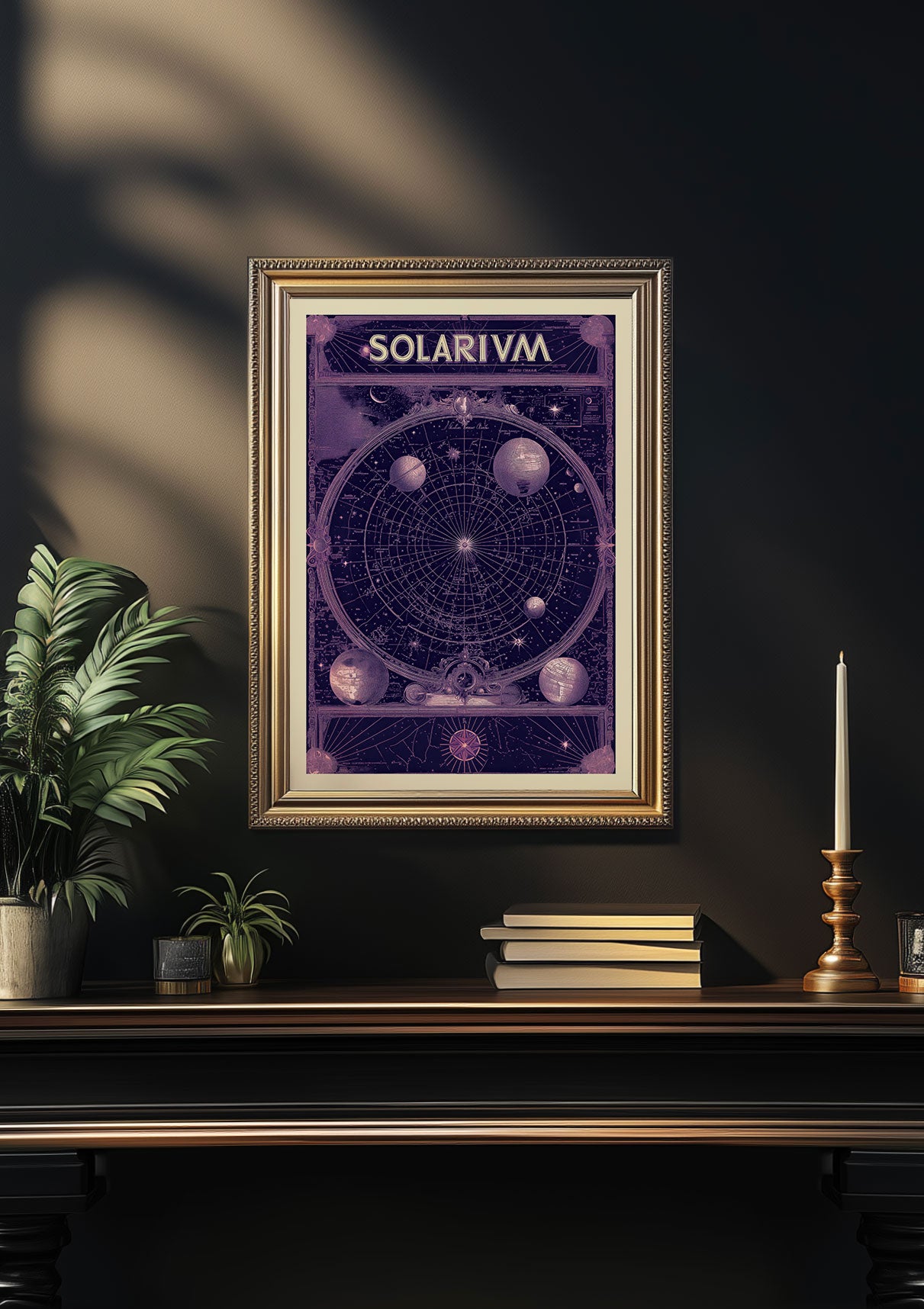 Affiche vintage d'une cartographie céleste encadrée sur un mur noir.