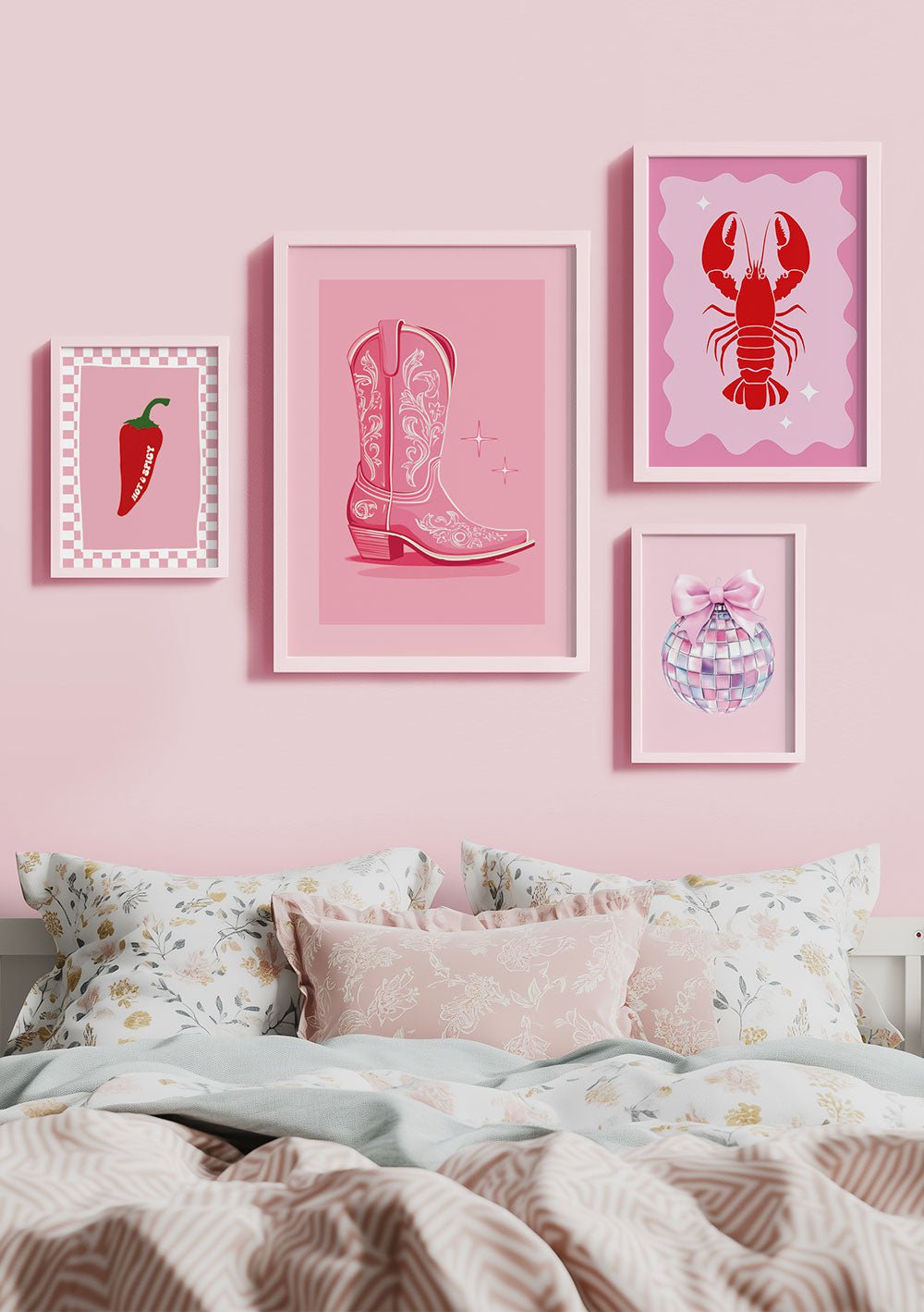 Botte de Cowboy et trois affiches funky rose encadrées au dessus d'un lit.