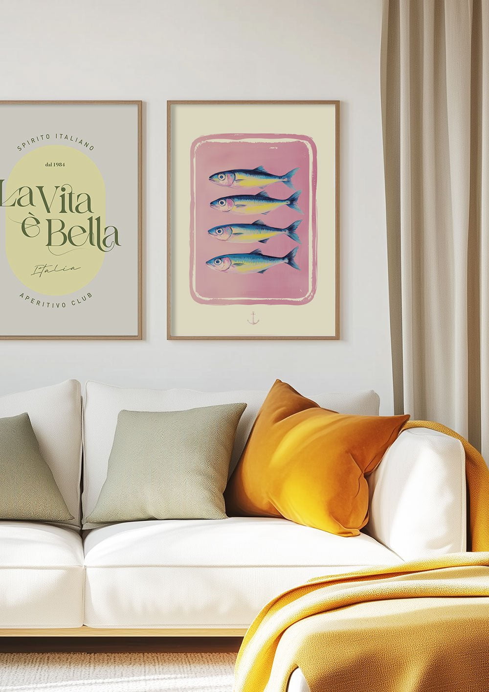 Duo d'affiche illustration typo et sardines alignées accrochées au dessus d'un canapé