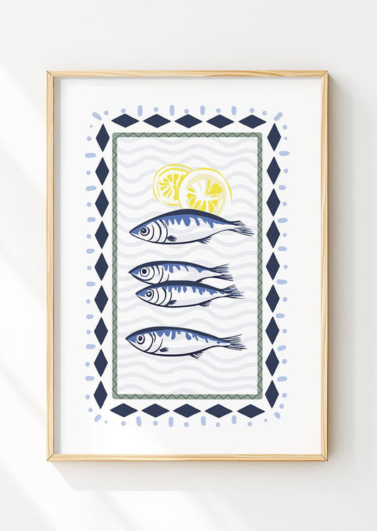 Poster mural été d'une illustration de quatre sardines dans un cadre en bois