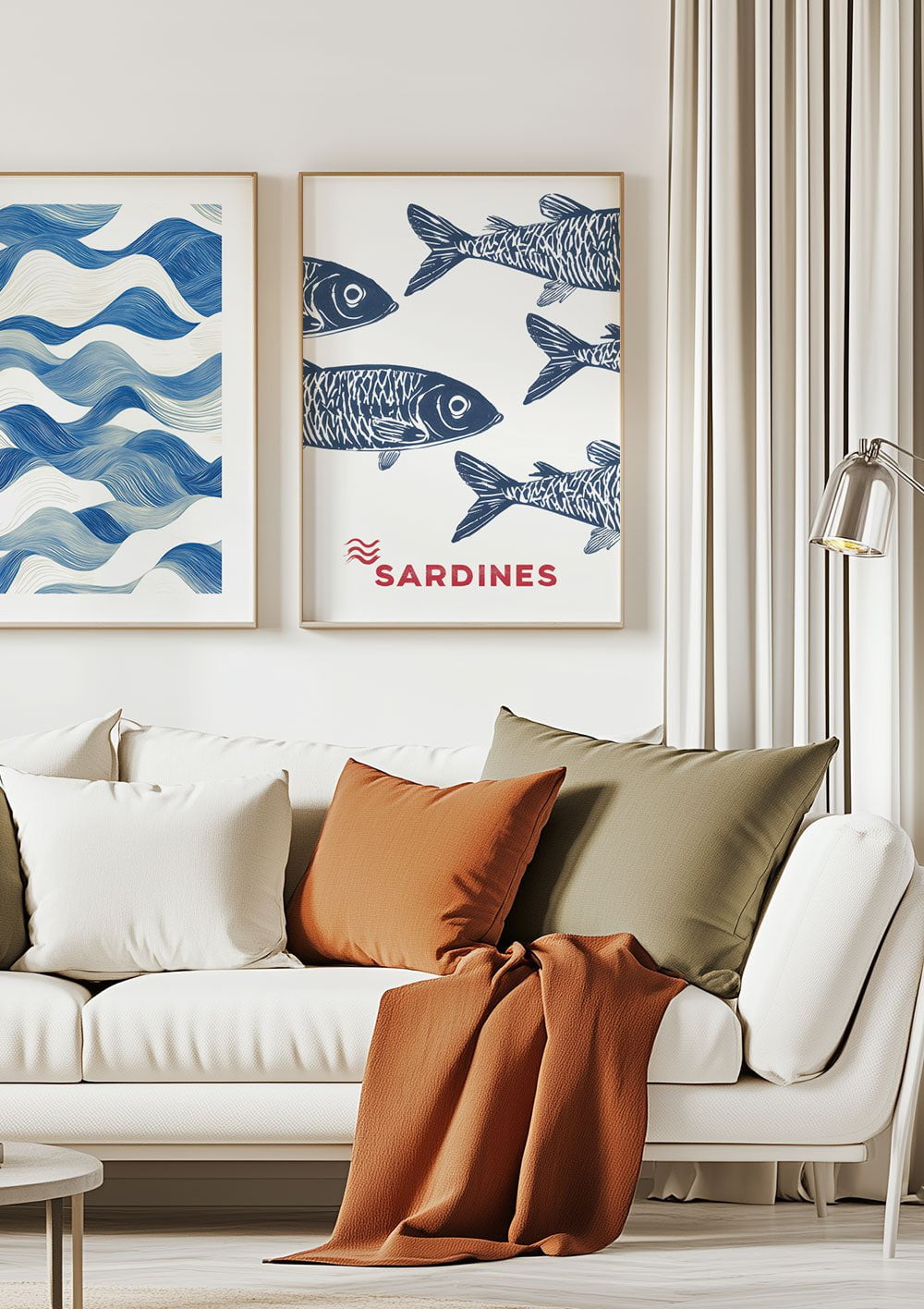Deux affiche mer aux tons bleus vagues et sardines sur le mur d'un salon
