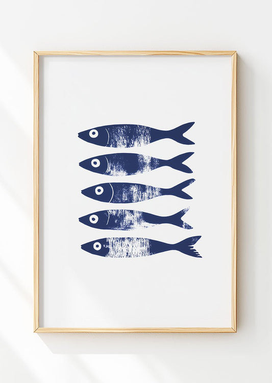 Poster mer minimaliste de cinq poissons bleus illustrés dans un cadre en bois