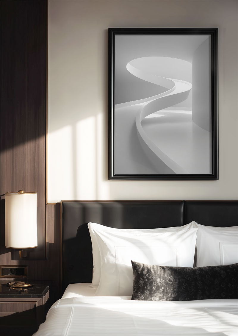 poster photo noir et blanc d'une rampe courbée encadrée au dessus d'un lit