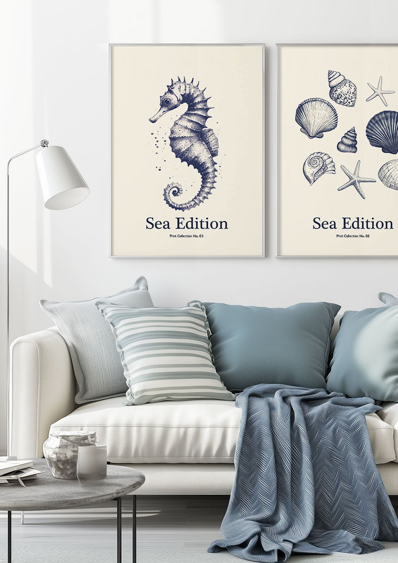 Affiche mer en gravure représentant un hippocampe encadrée au dessus d'un canapé