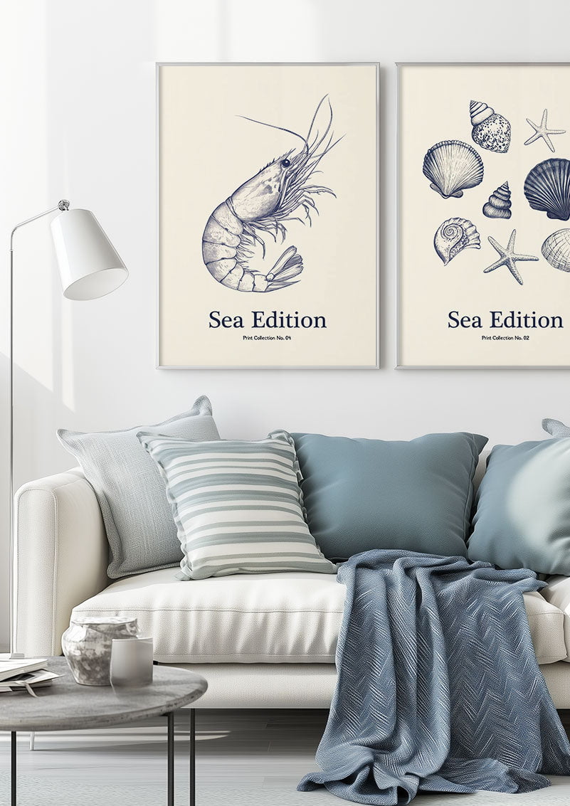 Duo d'affiche mer représentant des coquillages et une crevette bleue, encadrées dans un salon
