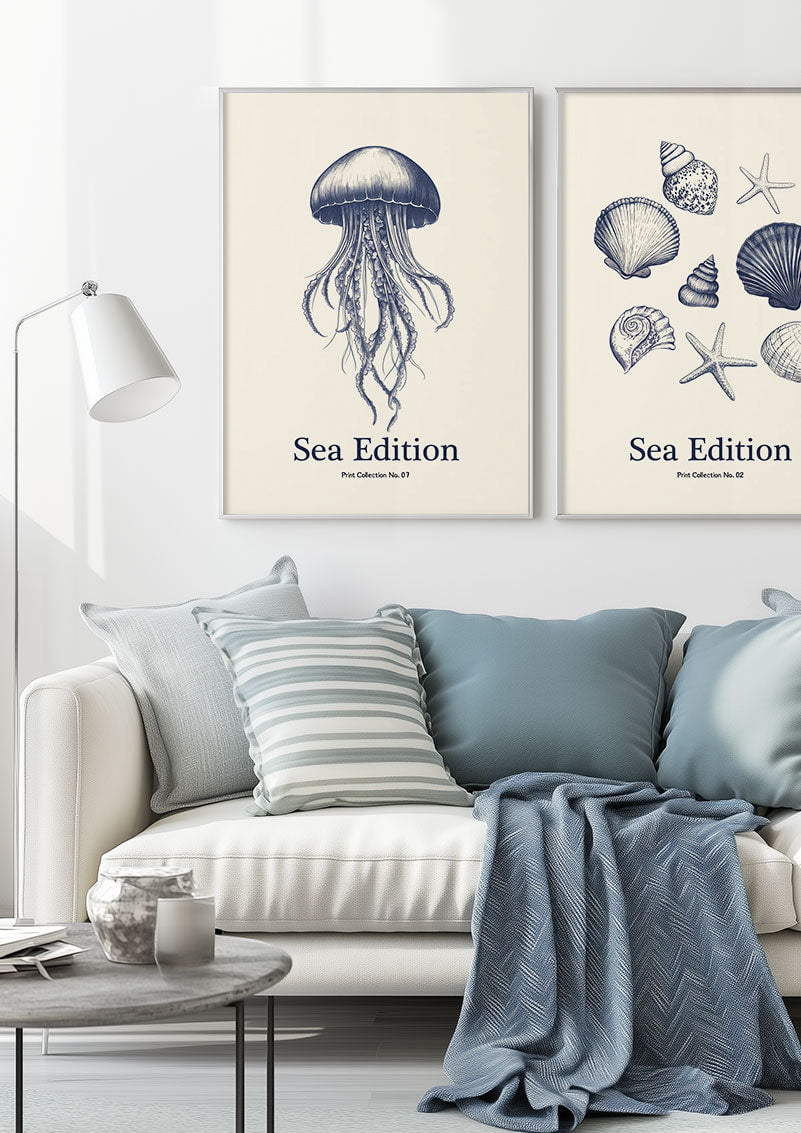Affiche mer d'une méduse stylisée encadrée à coté d'une autre affiche dans un salon