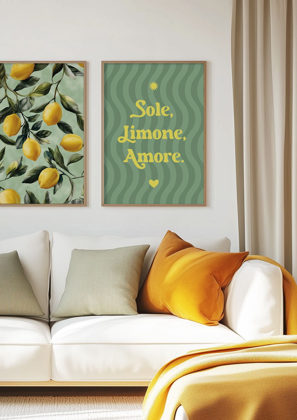 Deux affiche italien été citron et citation encadrées sur le mur d'un salon