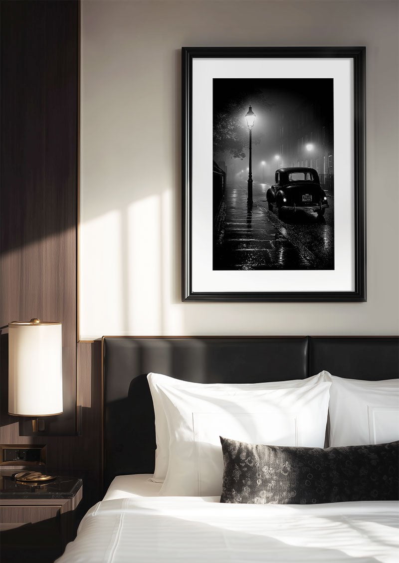 poster photo noir et blanc d'une voiture ancienne dans la nuit, encadrée sur le mur d'une chambre