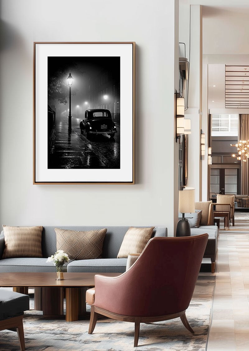 poster déco noir et blanc voiture ancienne dans la rue la nuit, encadrée sur le mur d'un hall d'hotel