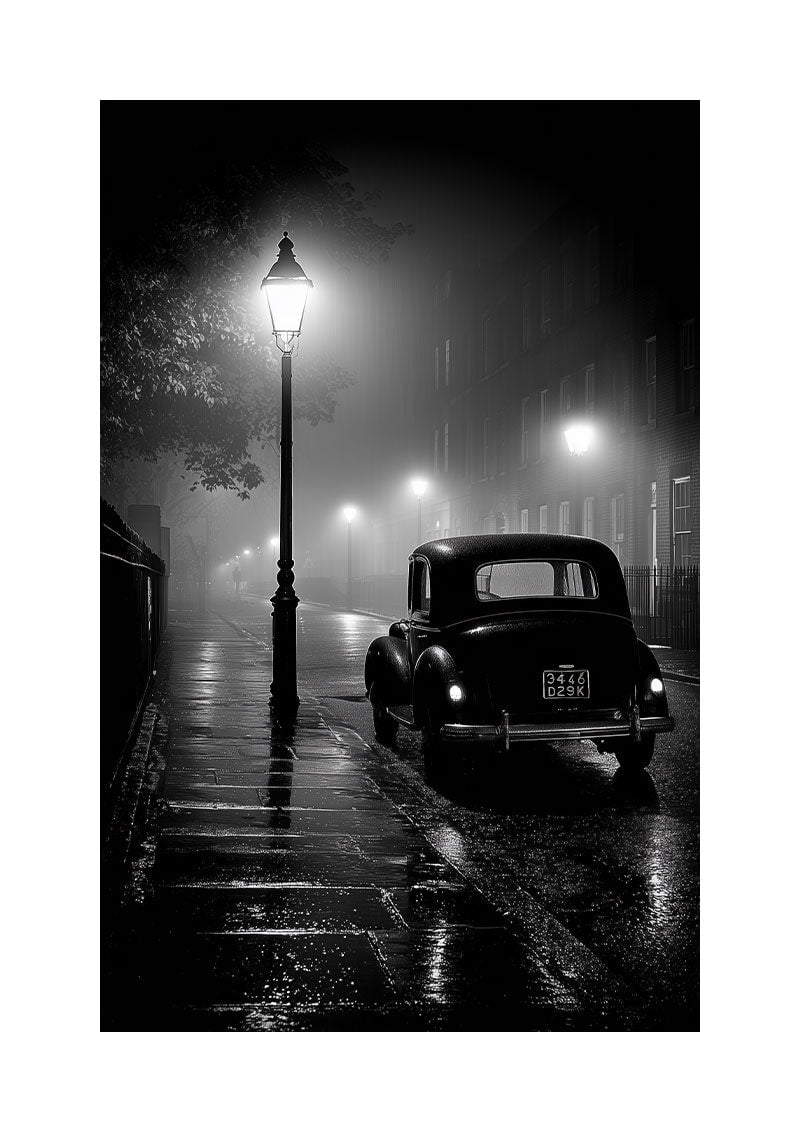 affiche photographie noir et blanc d'une voiture ancienne dans la rue la nuit avec un lampadaire allumé