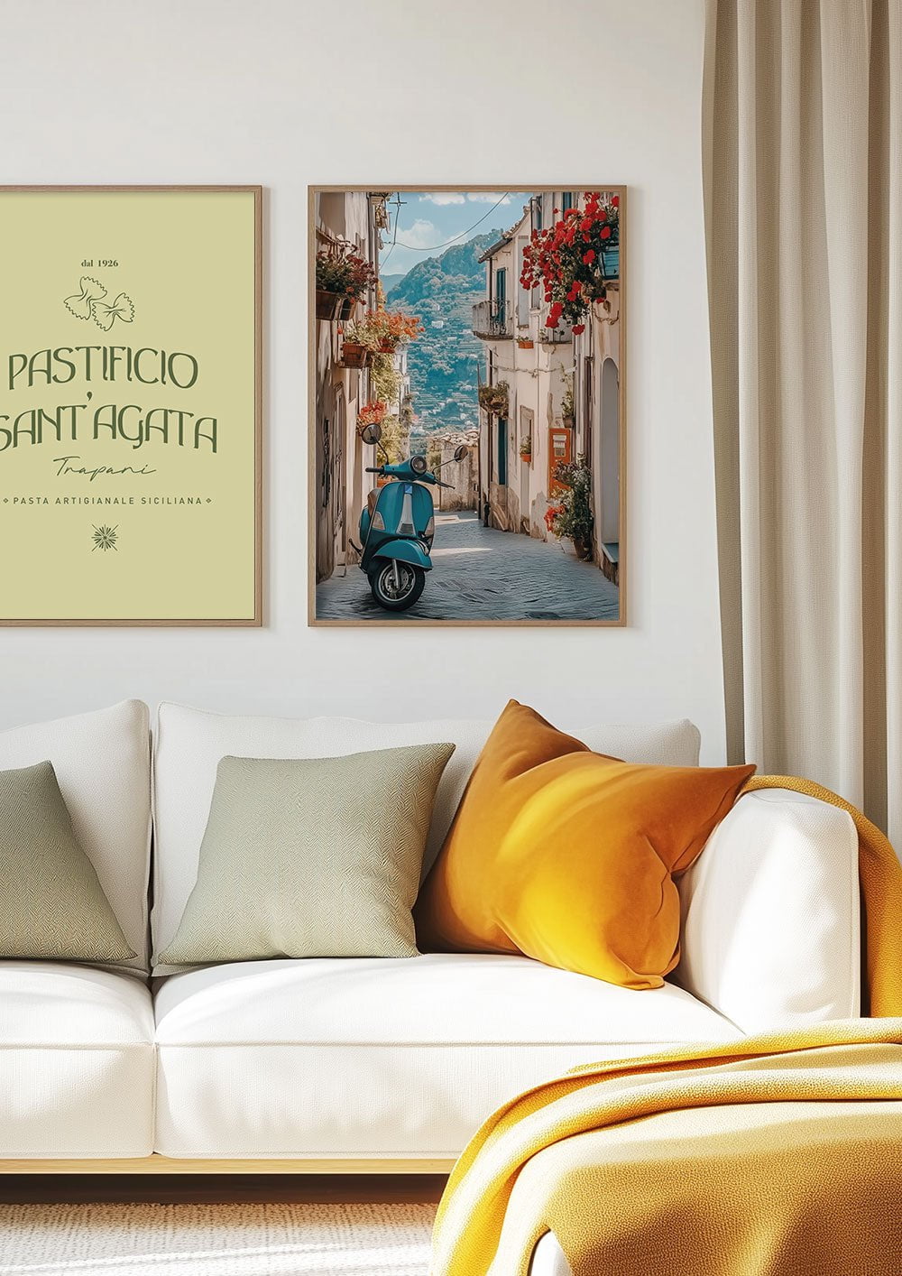 Duo d'affiche été italie typo et vespa bleue mises en situation dans un salon