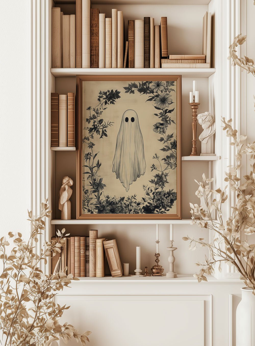 Affiche décoration pour cabinet de curiosités du fantôme encadrée sur une étagère.