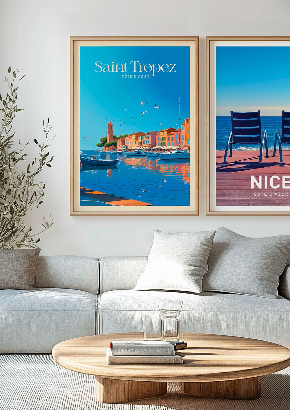 Affiche vintage illustrant la ville de Saint-Tropez vue du port, dans un cadre en bois sur un mur.