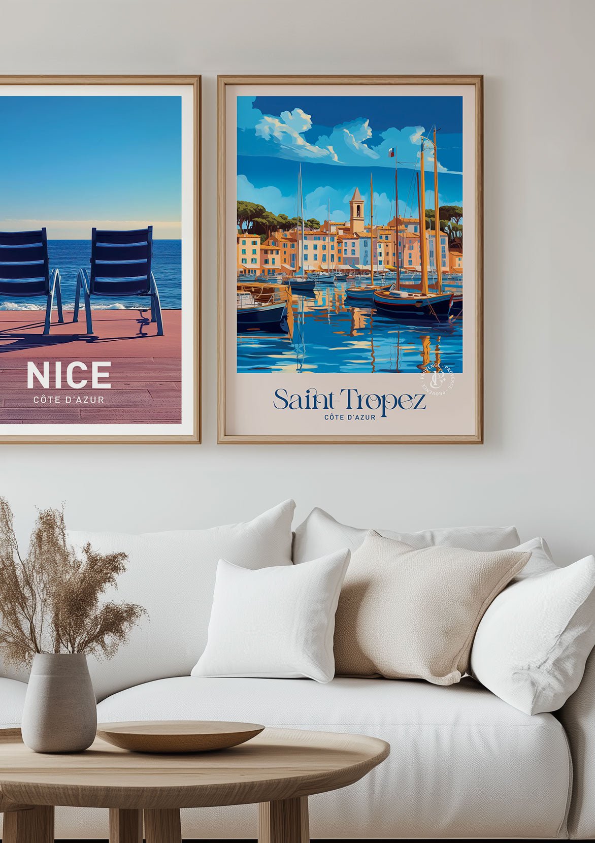 Deux affiches de villes rétro mises en situation sur le mur d'un salon.