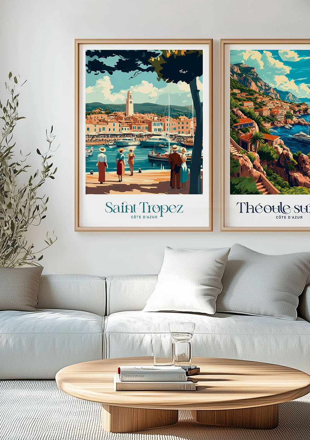 Affiche vintage de passant au port de Saint-tropez, encadrée dans une salon contemporain.