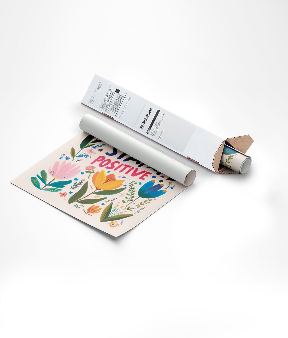 Affiche florale "stay positive" dans un carton d'envoi triangulaire