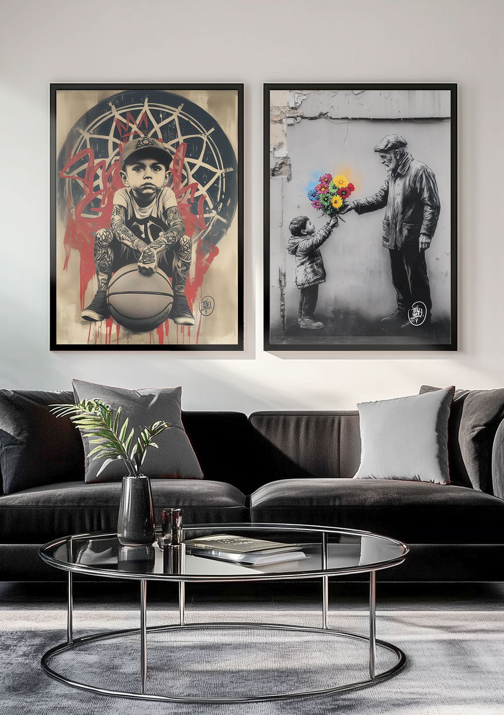 Duo de posters Street-art encadrée dans un salon moderne noir et blanc.