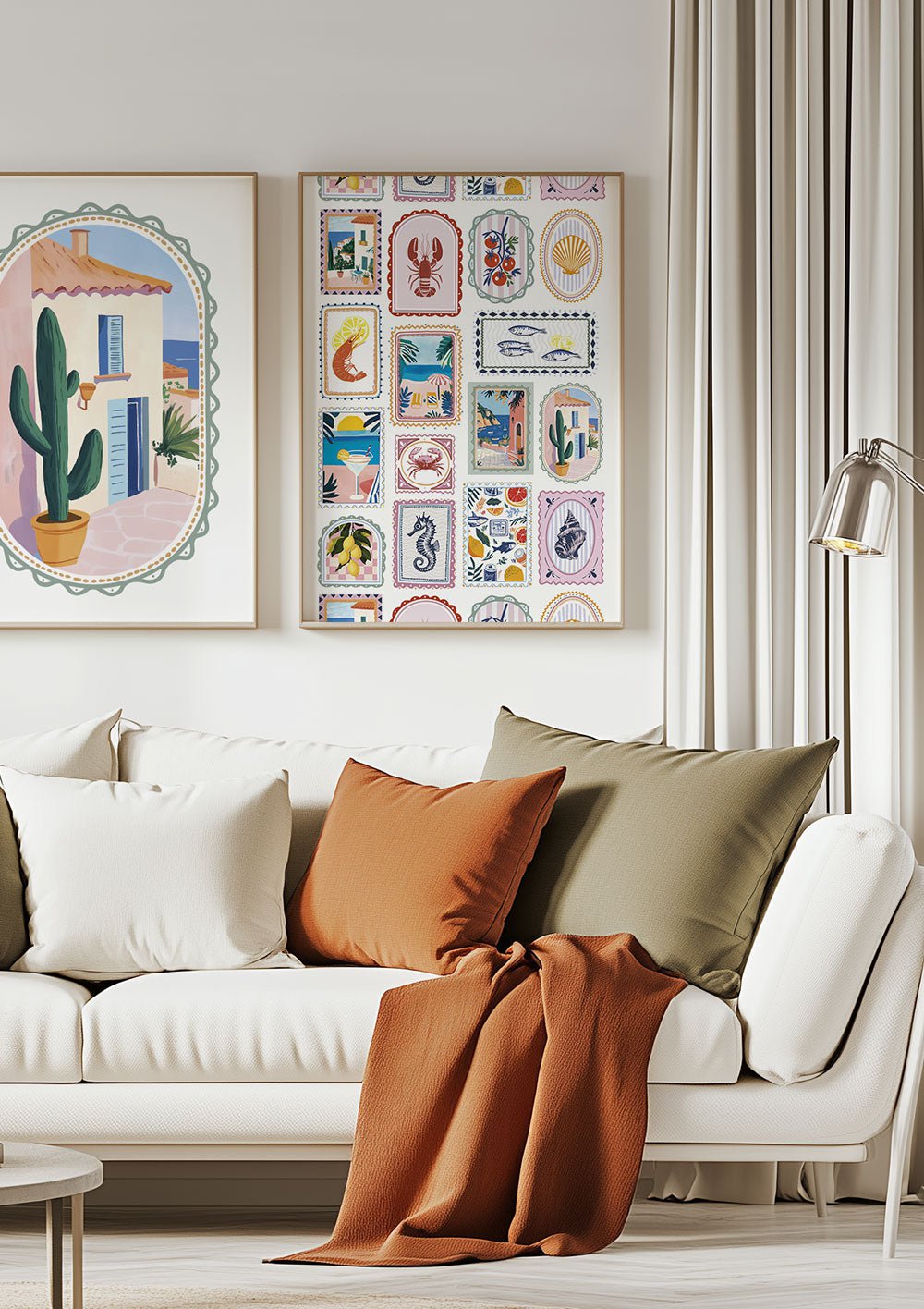 Deux affiches colorée été d'un patchwork coquillages crustacés dans un salon.
