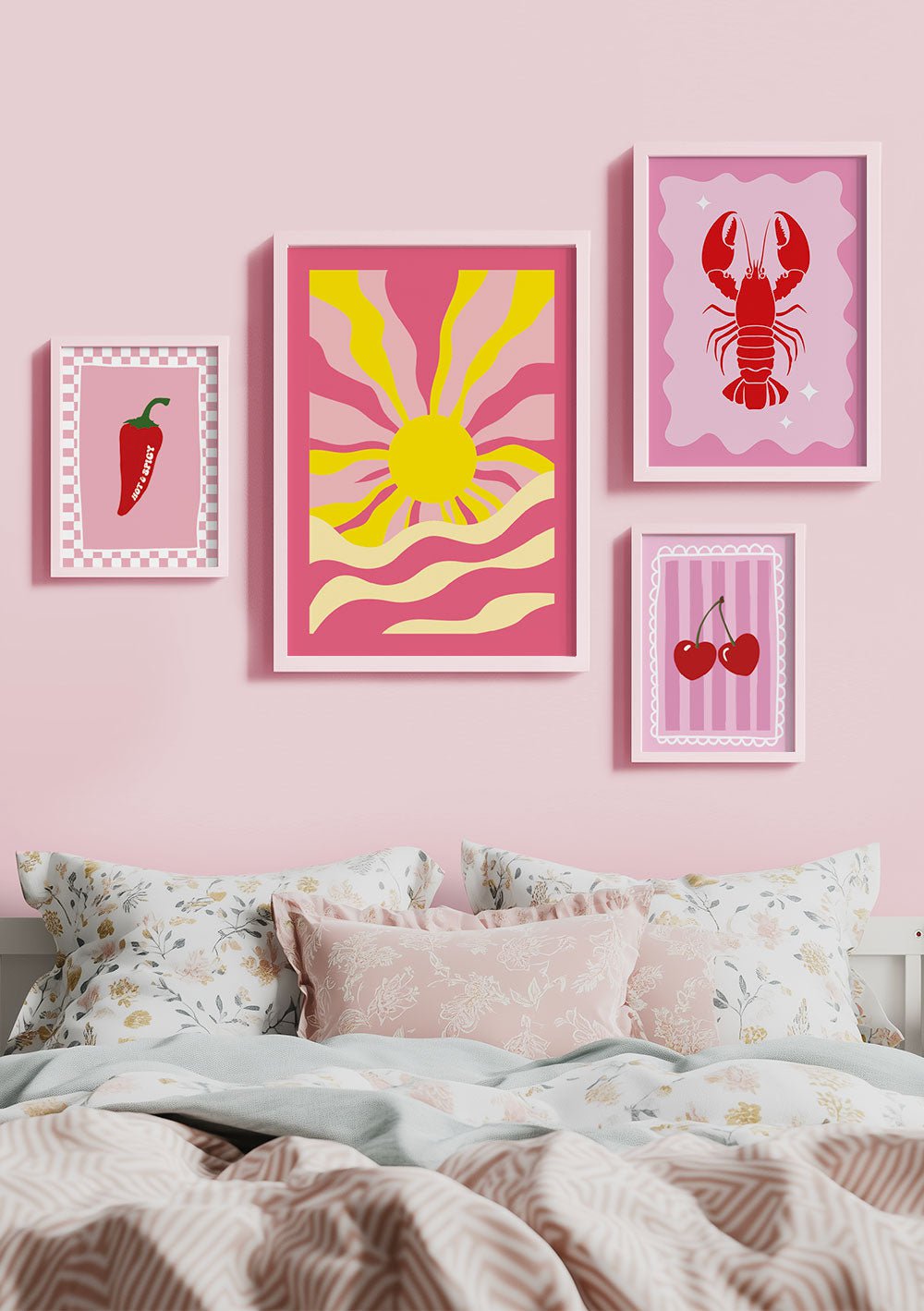 Mise en situation au dessus d'un lit, de quatre poster funky colorés.
