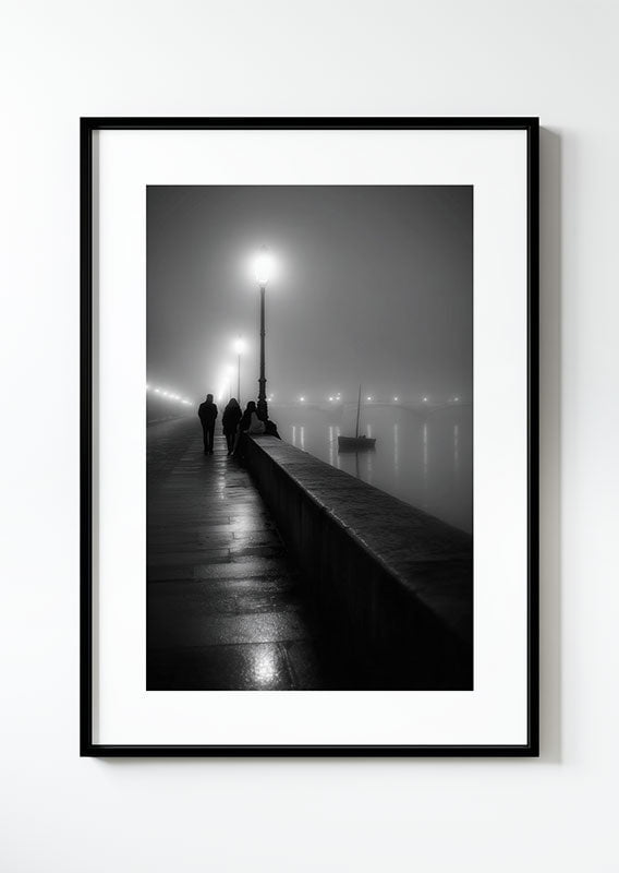Affiche photographie noir et blanc d'un quai avec quelques promeneurs, dans un cadre noir