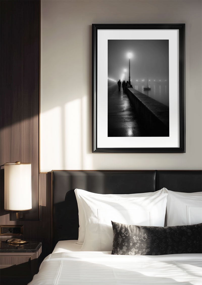 Poster déco noir et blanc d'un quai brumeux dans un cadre noir, sur le mur d'une chambre