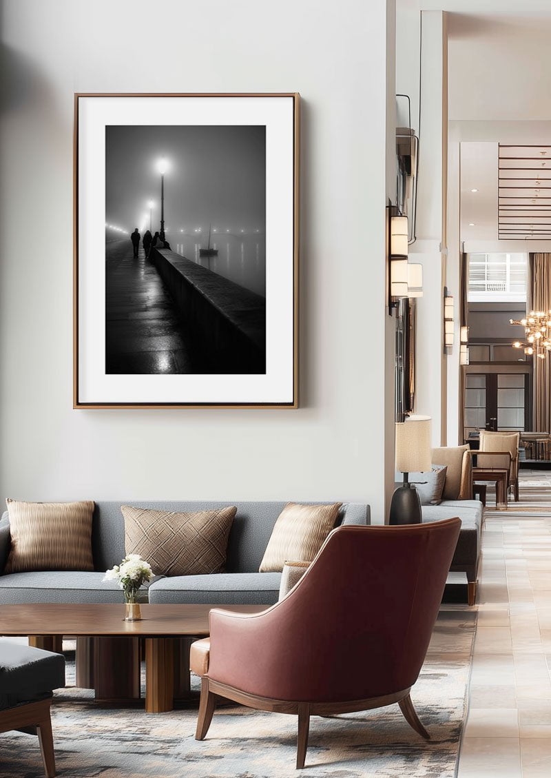 Poster photo noir et blanc d'un quai brumeux mis en situation dans un hall d'hotel