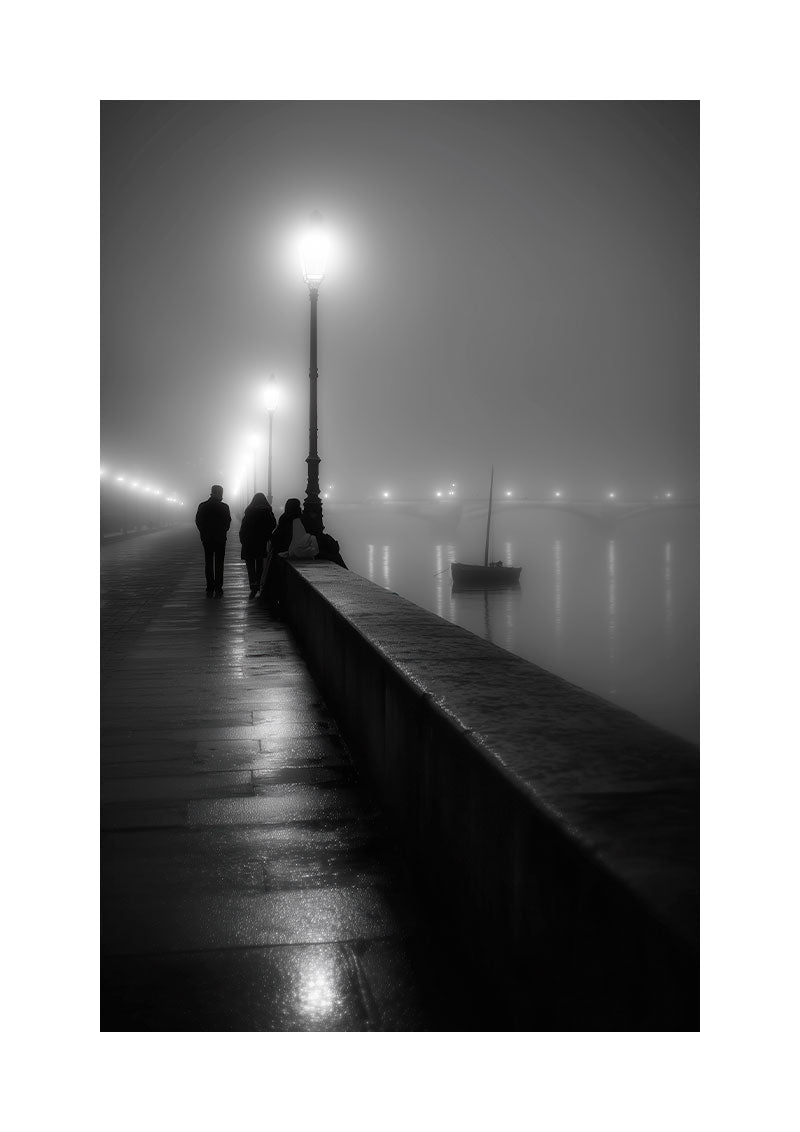 Affiche photographie noir et blanc d'un quai avec quelques promeneurs, de la brume et des lumières
