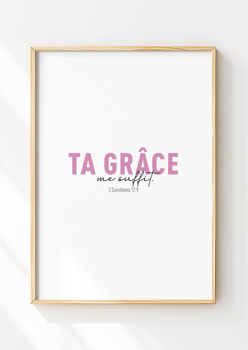 Affiche chrétienne en rose et noir, du verset de la bible, 2 Corinthiens 12:9, dans un cadre bois.