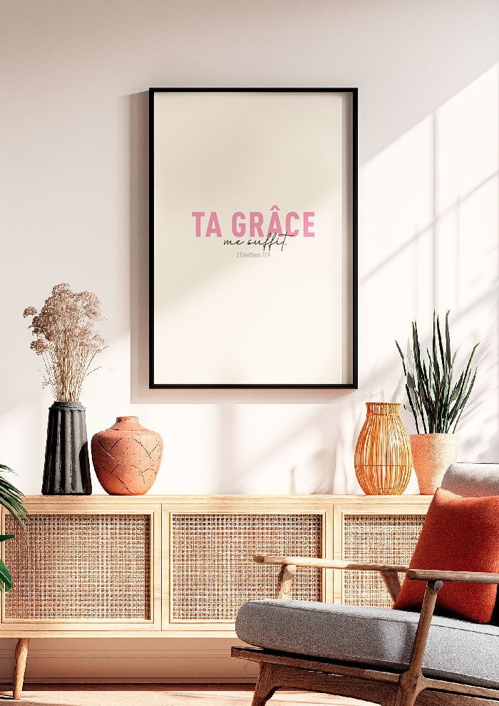 Poster chrétien encadré dans un salon, du verset 2 Corinthiens 12:9 en rose et noir.