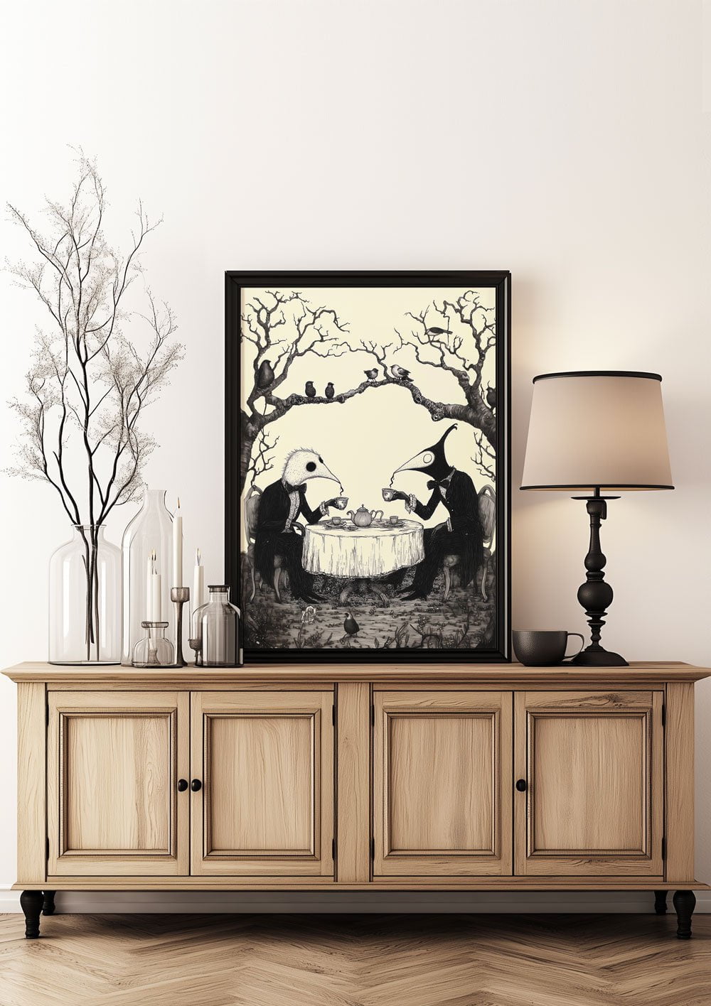 Affiche illustration The Birdmen's tea, encadrée sur un meuble d'une décoration cabinet de curiosités.