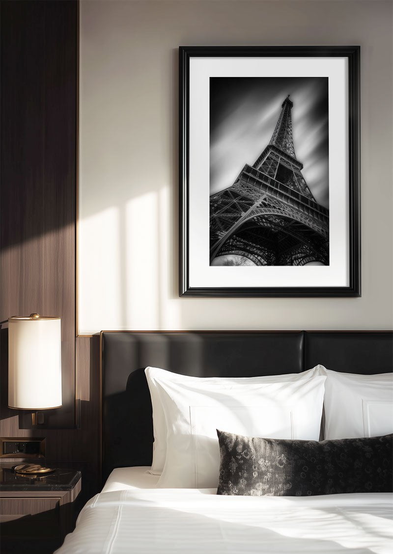 Poster photo noir et blanc de la tour eiffel dans un cadre noir, sur le mur d'une chambre