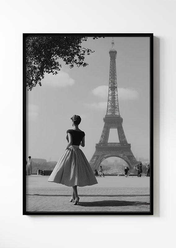 Affiche photographie noir et blanc d'une femme en robe devant la tour eiffel, dans un cadre