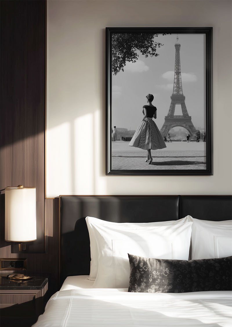 Poster déco noir et blanc femme vintage à paris encadré au dessus d'un lit
