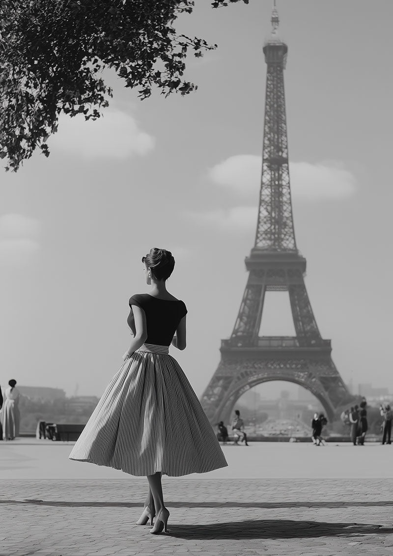 Affiche photographie noir et blanc d'une femme en robe vintage à paris devant la tour eiffel
