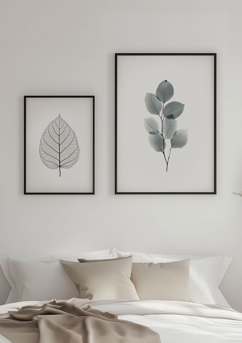 Duo de poster floraux encadrés dans une chambre au dessus d'un lit.