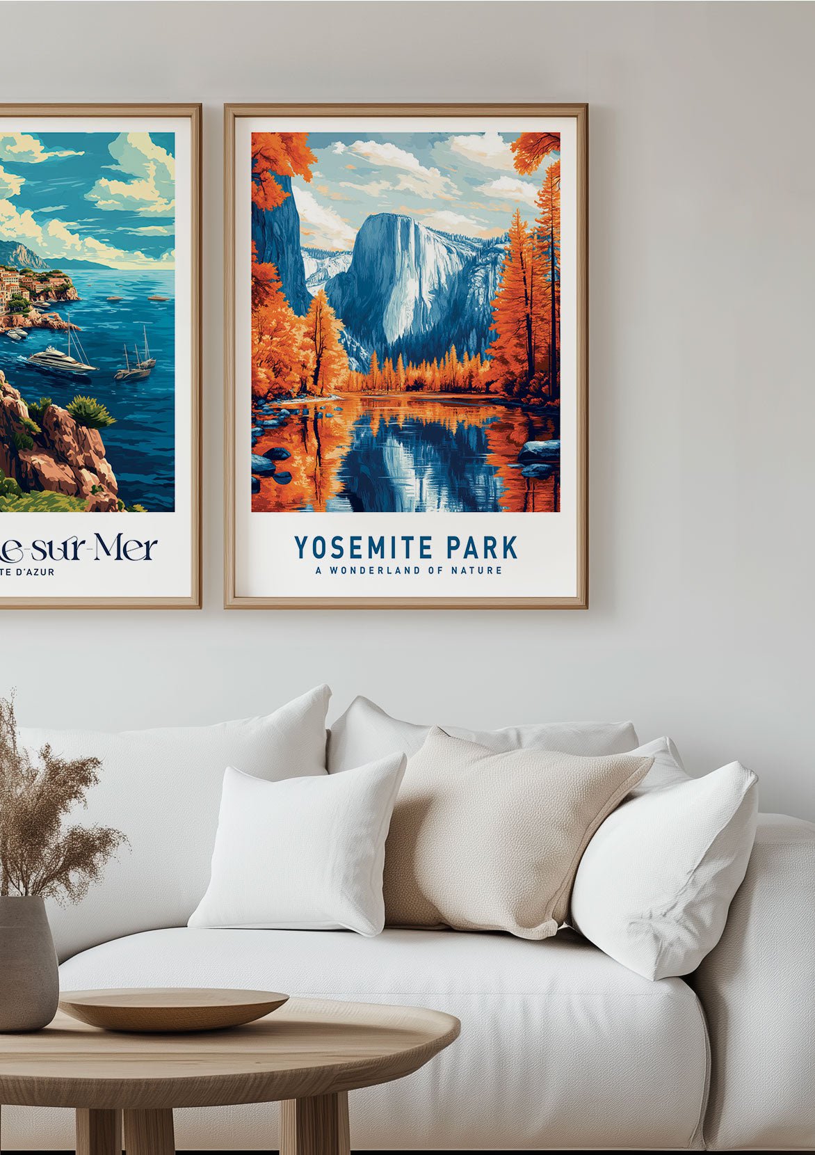 Deux affiches illustrées encadrée sur le mur d'un salon épuré.
