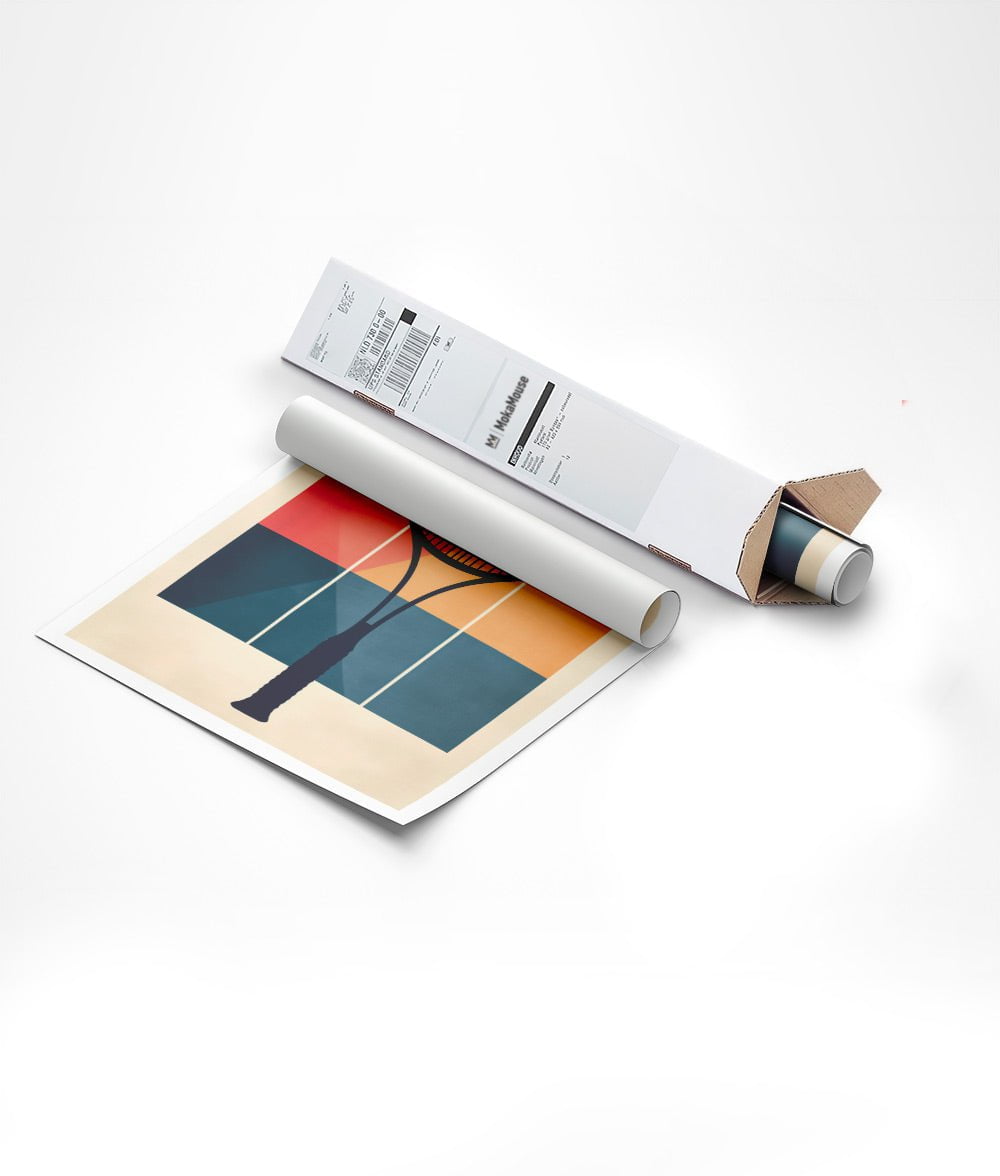 Affiche murale minimaliste d'une raquette et carré coloré dans un carton triangulaire.
