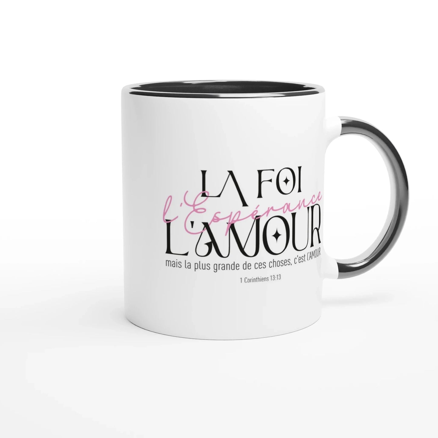 Mug chrétien blanc, intérieur et anse noir, avec verset de la bible 1 corinthiens 13:13 en rose et noir