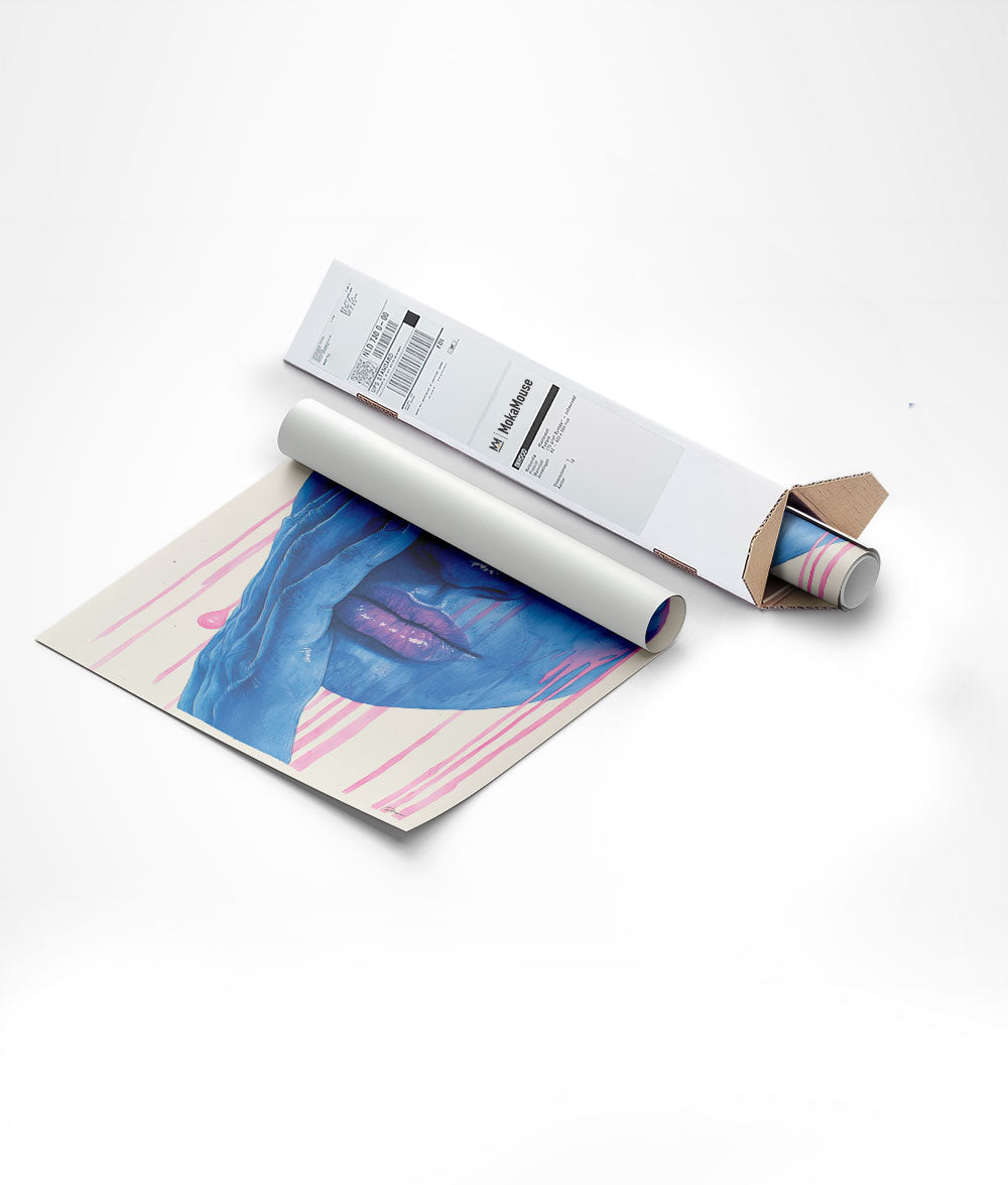 Affiche femme au visage bleu emballée dans un carton triangulaire.