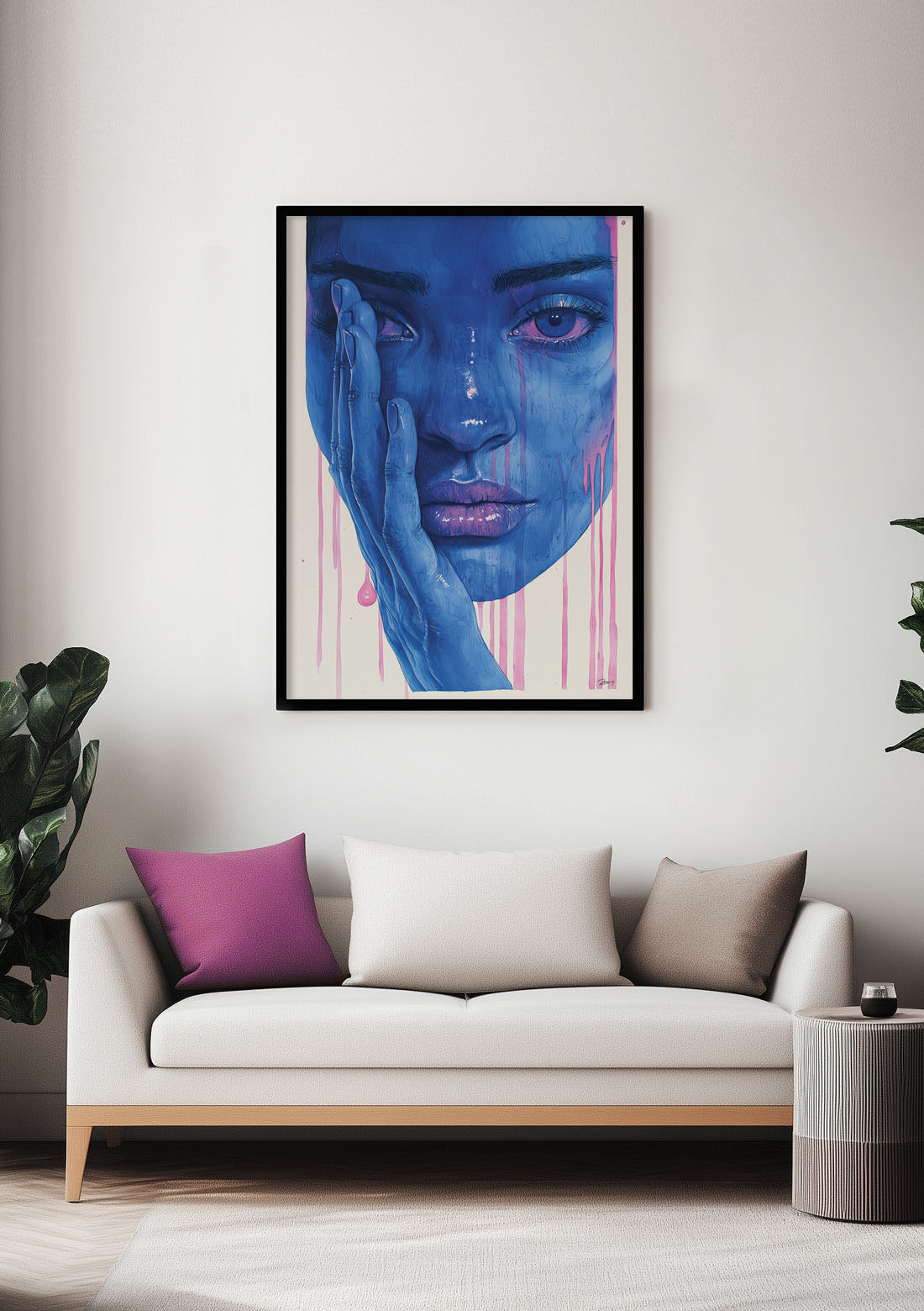 Affiche street art femme au visage bleu mise en situation au dessus d'un canapé.