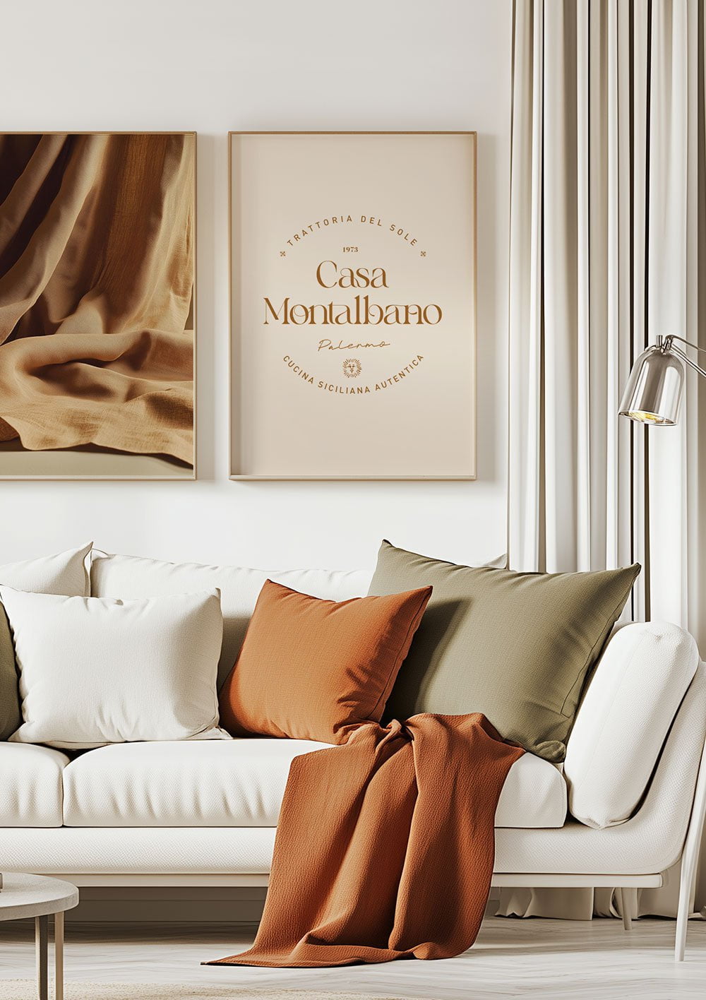Duo d'affiches dans les tons marrons mis en valeur dans un salon