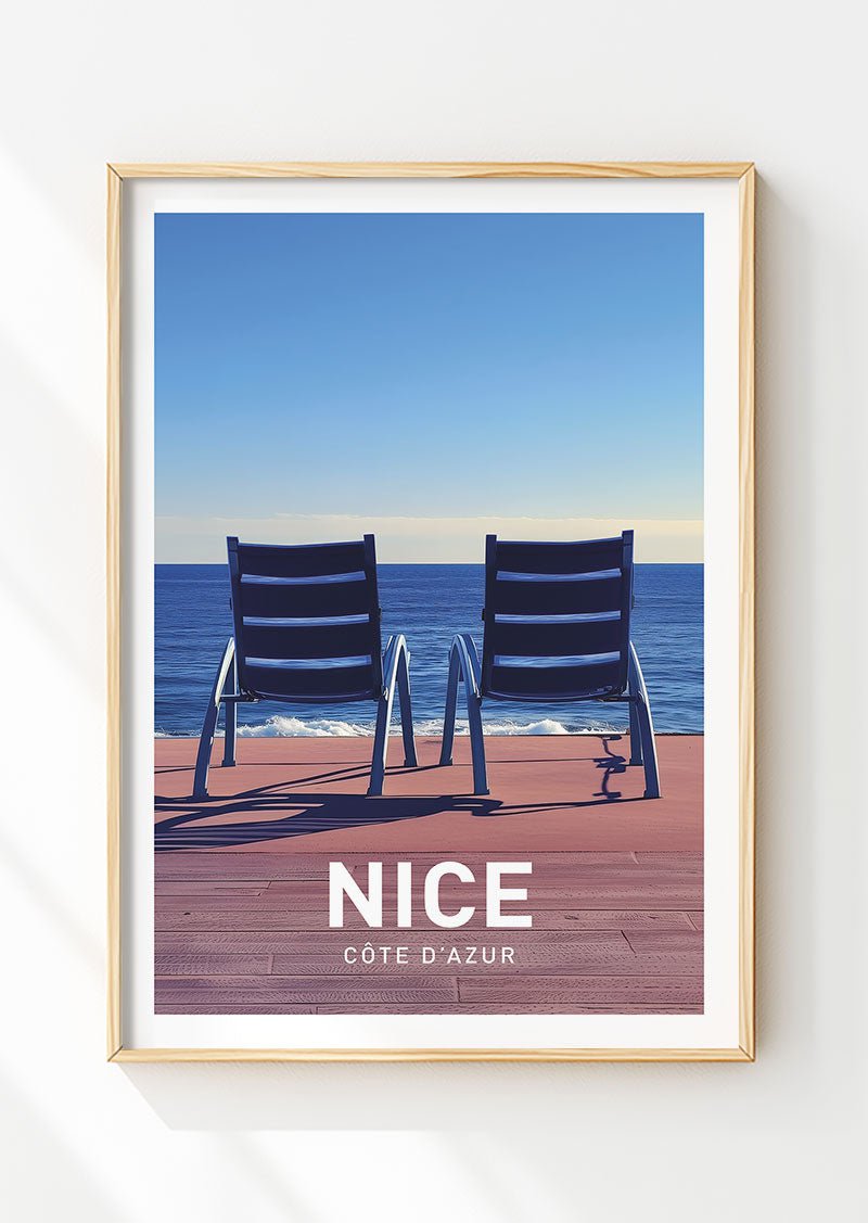 Poster vintage des chaises bleues de Nice, dans un cadre en bois