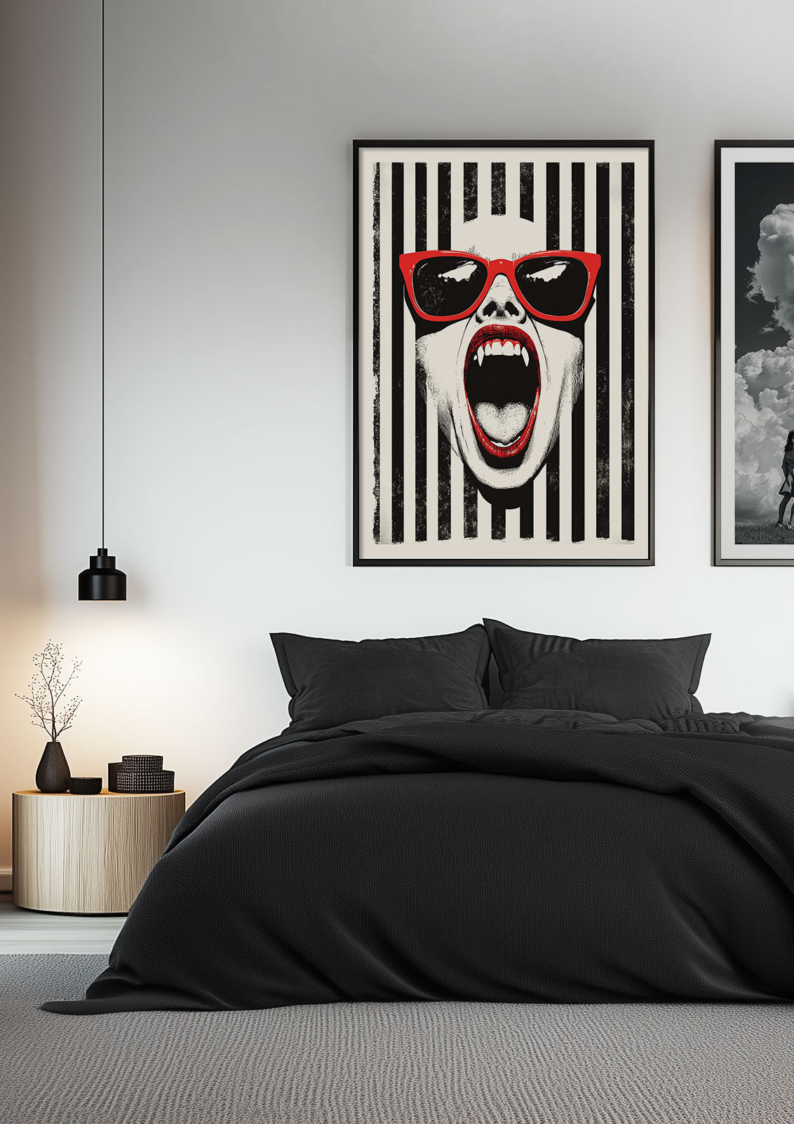Affiche déco pop-culture femme vampire encadrée au dessus d'un lit.