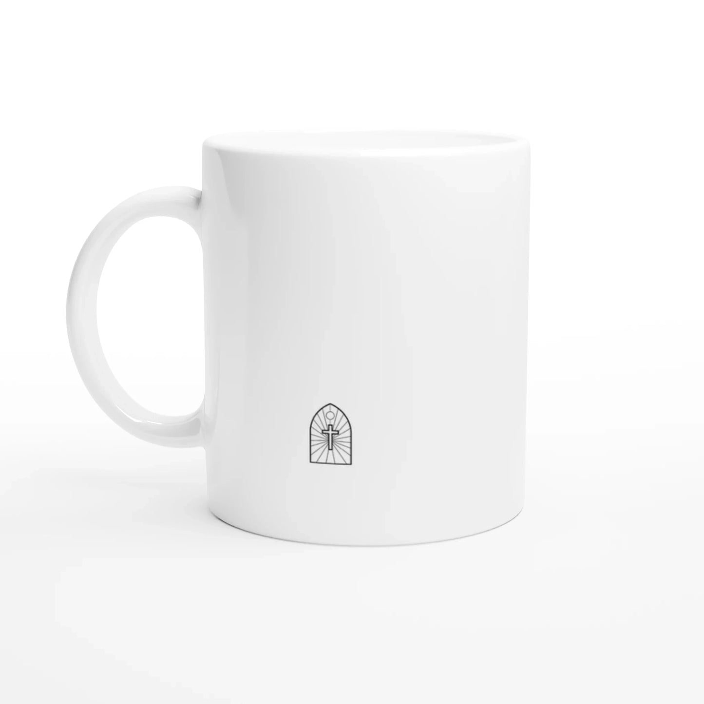 Mug en céramique vu de dos, montrant un médaillon représentant un vitrail et une croix chrétienne