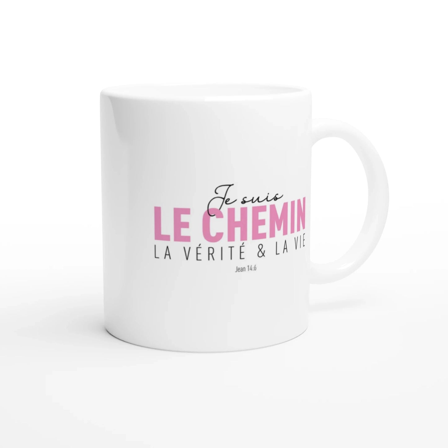tasse en céramique blanche avec la typo noir et rose "je suis le chemin, la verité et la vie"