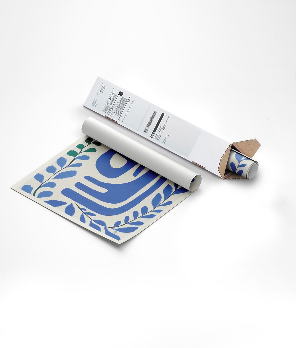 Emballage de l'affiche murale abstraite bleue, dans un carton d'expédition de forme triangulaire.